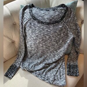 Women s Guess Black and White Knit Sweater - Size Large